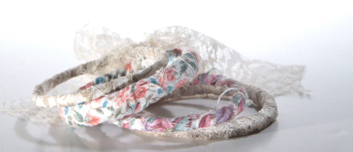 Cream flowers and lace up cycle bangle set