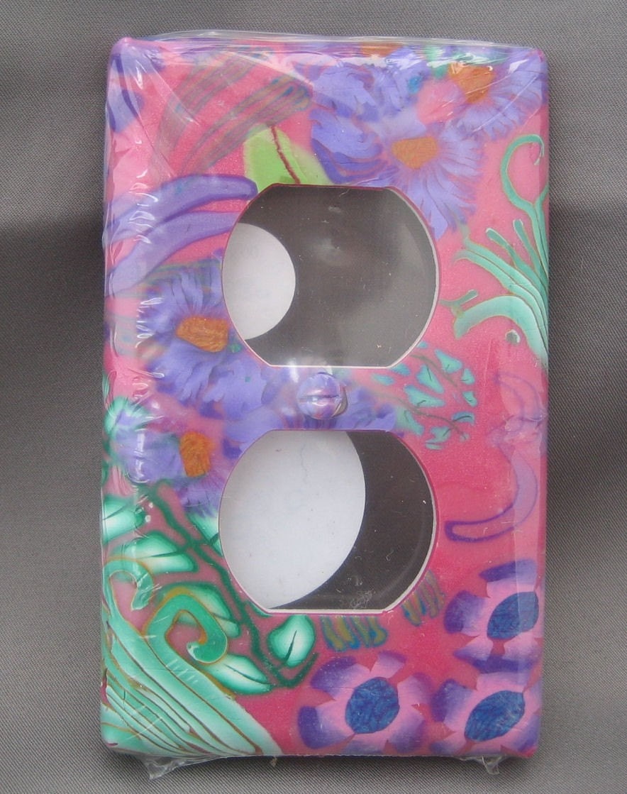 Flowery Outlet Plate, Fuchsia, with Wild Garden