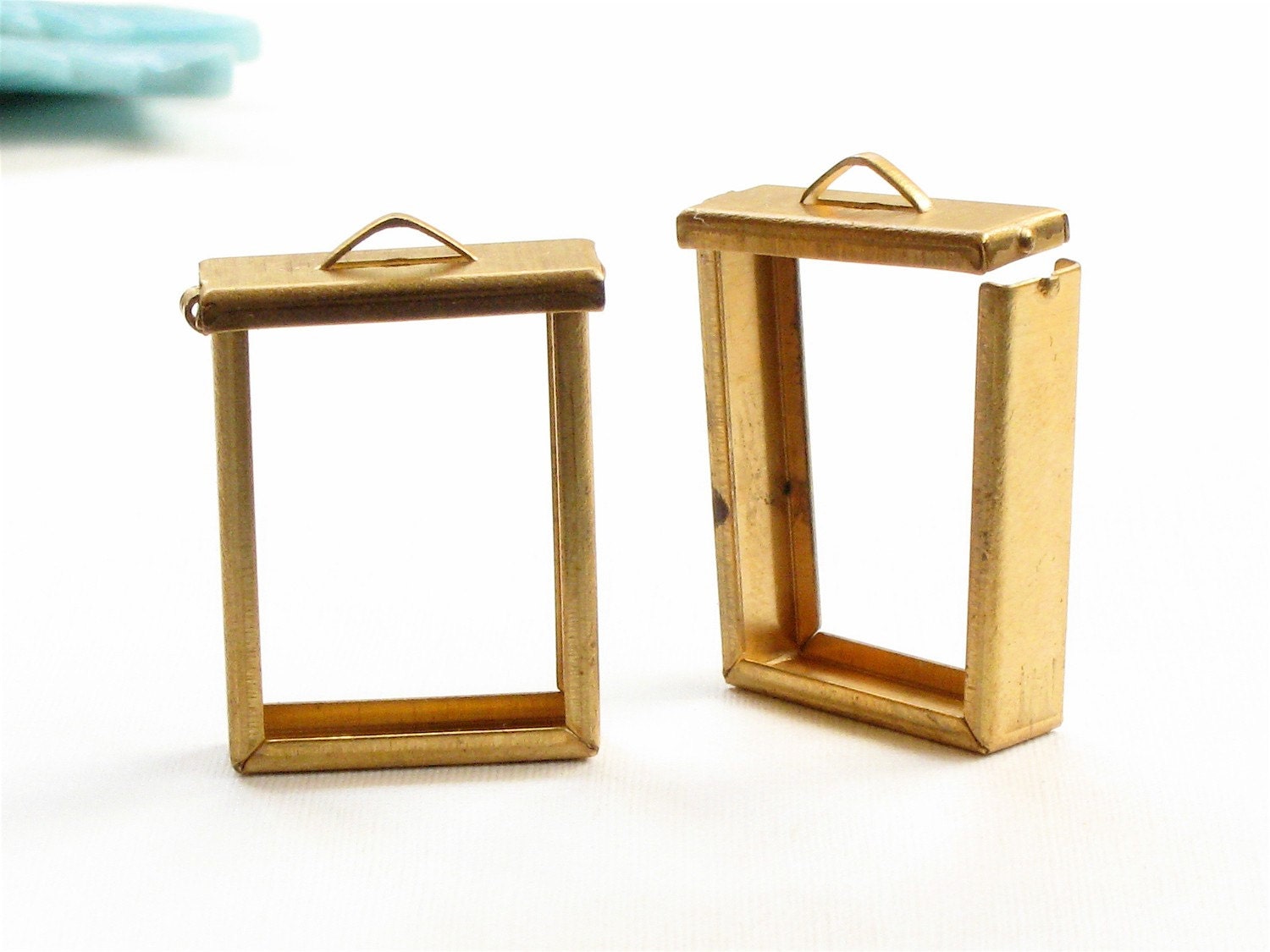 1 brass SHADOW BOX jewelry pendant with flip top. (ST50)