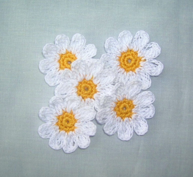 6  handmade  Crocheted  white  daisy  flowers appliques/crafts/scrapbookings