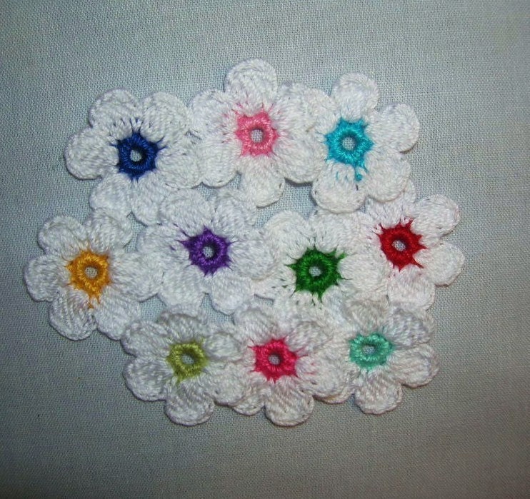 10 pcs  handmade   Crocheted  white   Daisy flowers  for appliques/cards/scrapbookings