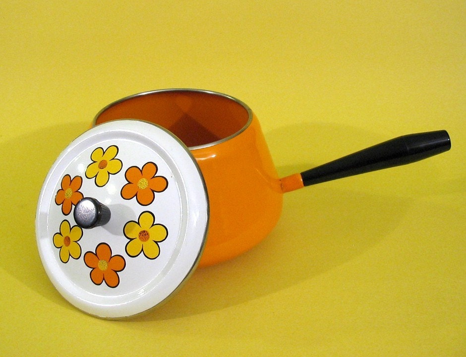 Groovy Orange Flower Enamel Pot - vintage 1970s