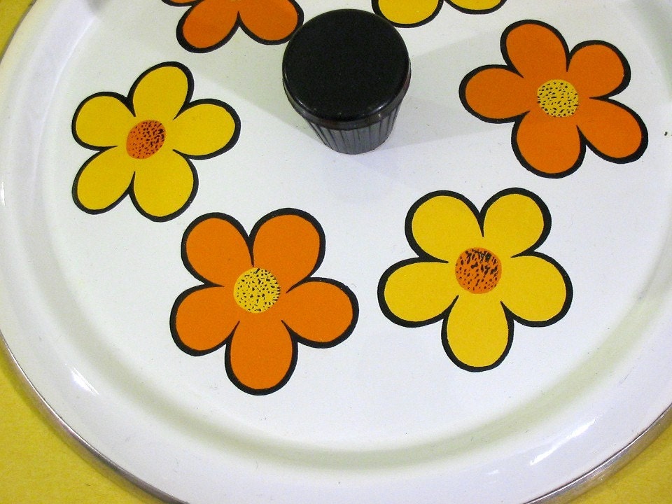 Groovy Orange Flower Enamel Pot - vintage 1970s