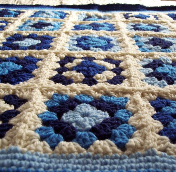 Crochet Baby Blanket... Granny Squares... Vintage Style Baby Blankie in Ivory Cream / Baby Blue / Cornflower Blue / Navy Blue