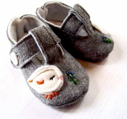 Wool felt baby booties, grey, gray,embroidered, chick, flower, boy baby shoes, girls baby shoes