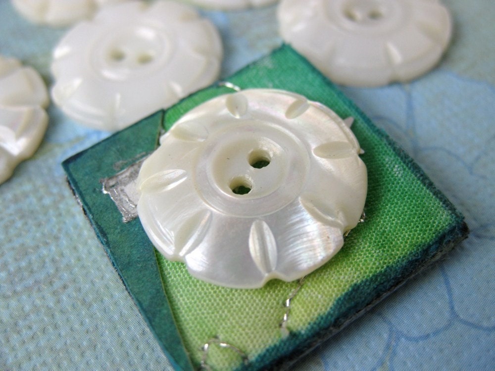 Vintage Buttons Pearl Flower Mother of Pearl Carved Ivory Shell 3/4 inch but0091 (6)