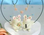 Funny, cute mouse wedding cake topper, floral decoration and stand - small size