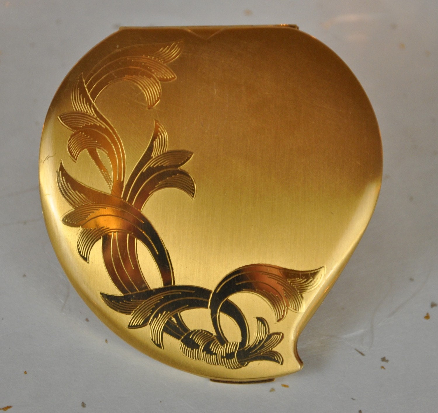 1950s Gold Plated Metal Elgin American Teardrop Shaped Floral Embossed Vintage Compact