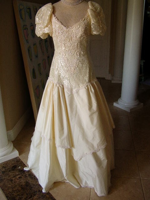 Vintage Ivory lace wedding dress with short puffed sleeves