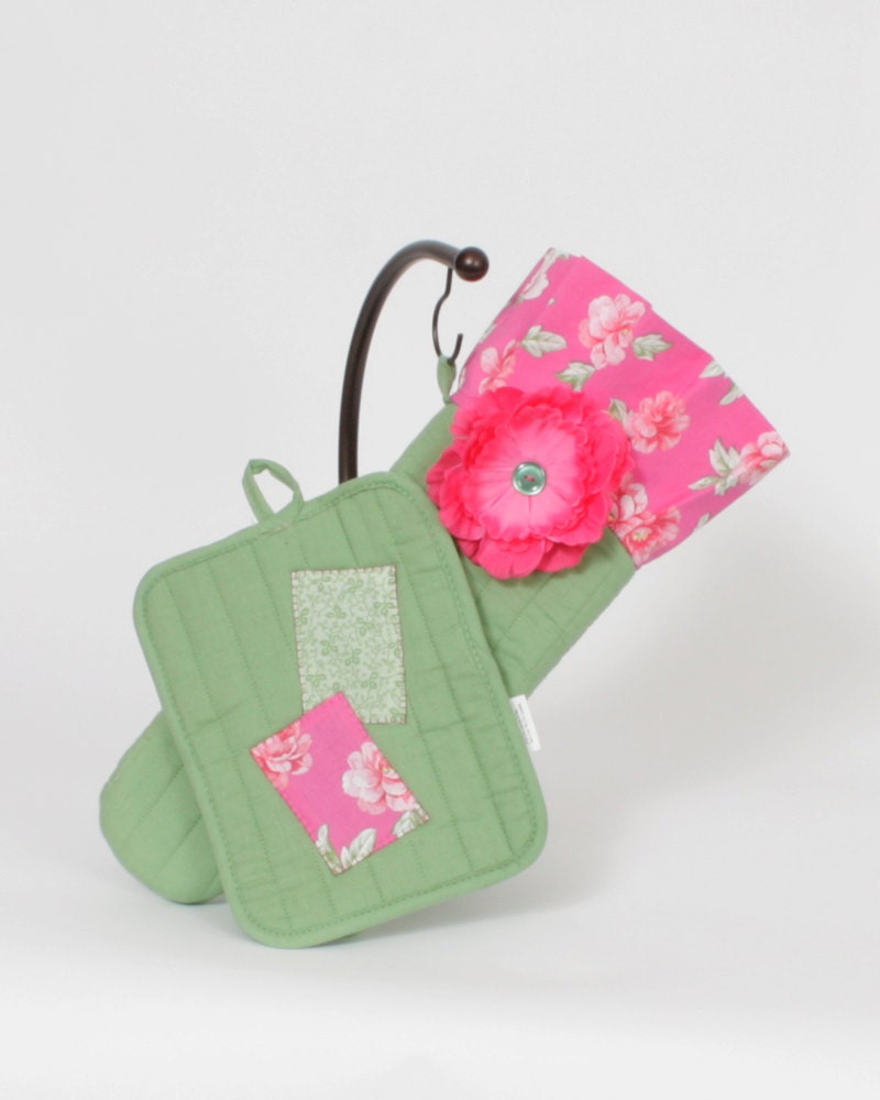 Pot Holder Oven Mitt set-- Pink Peonies on Pink