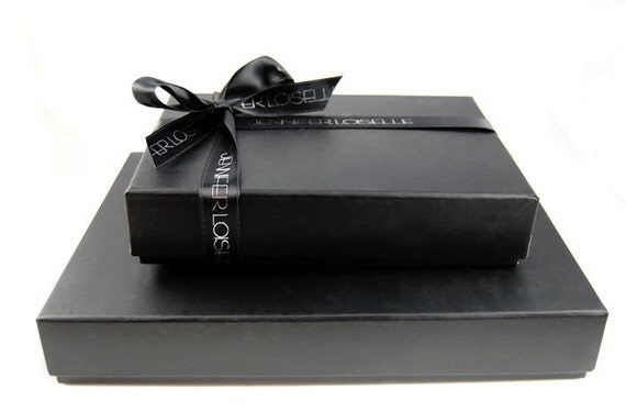 Non brooch in black perspex