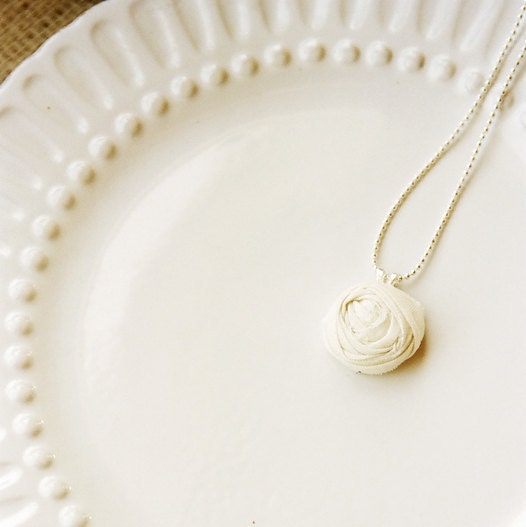 Maddux - Cream rosette necklace