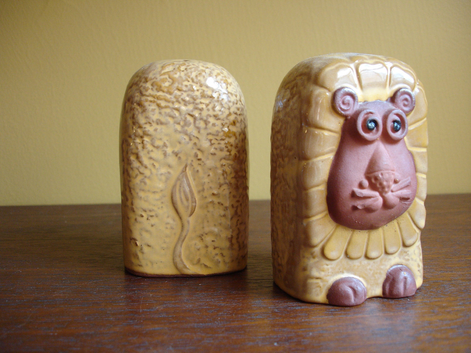 Vintage pottery Lions salt and pepper set. Fun retro serving...