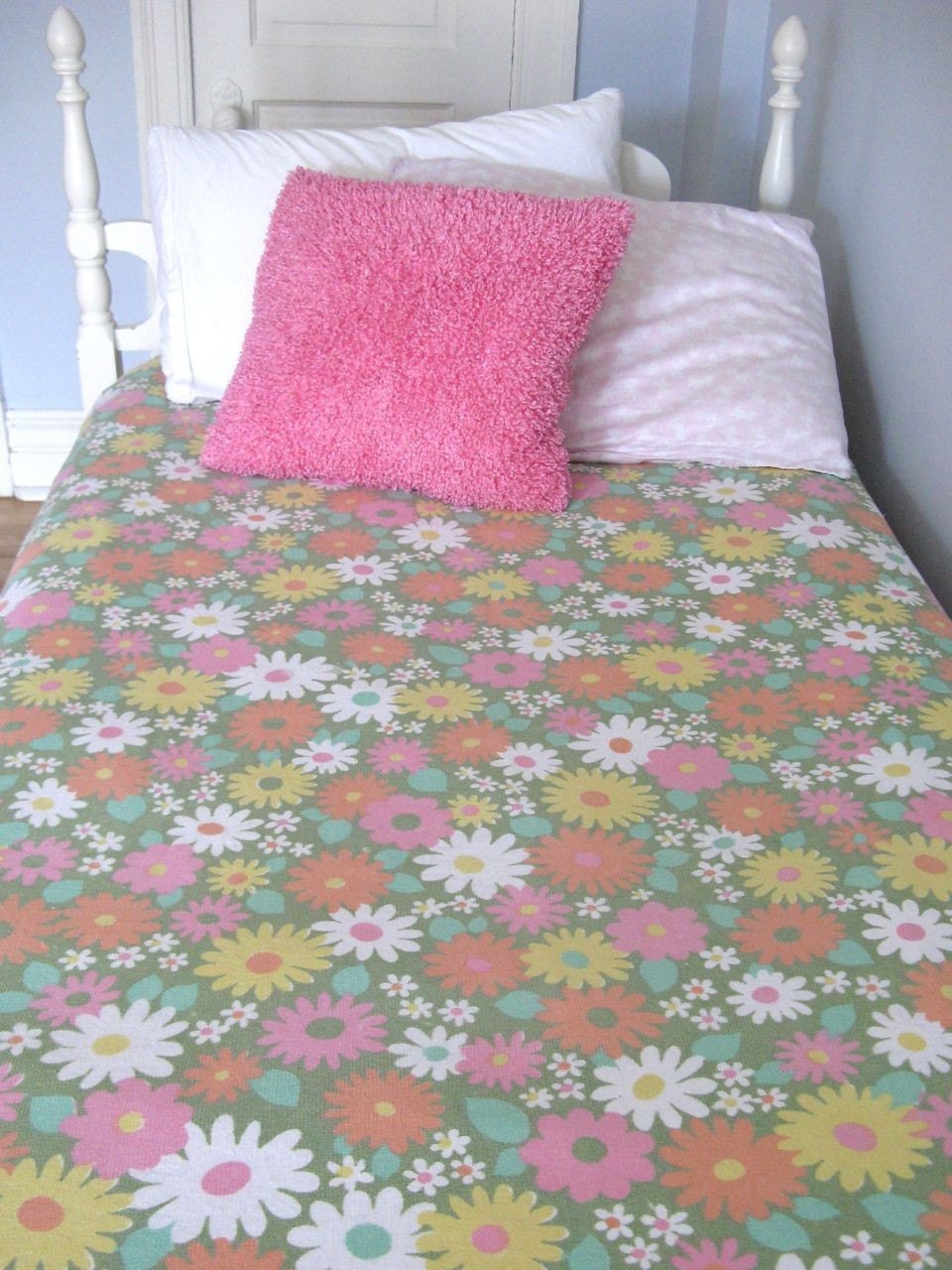 Vintage cotton beadspread with Fun Pink Funky Daisy Flowers girl bedroom decor