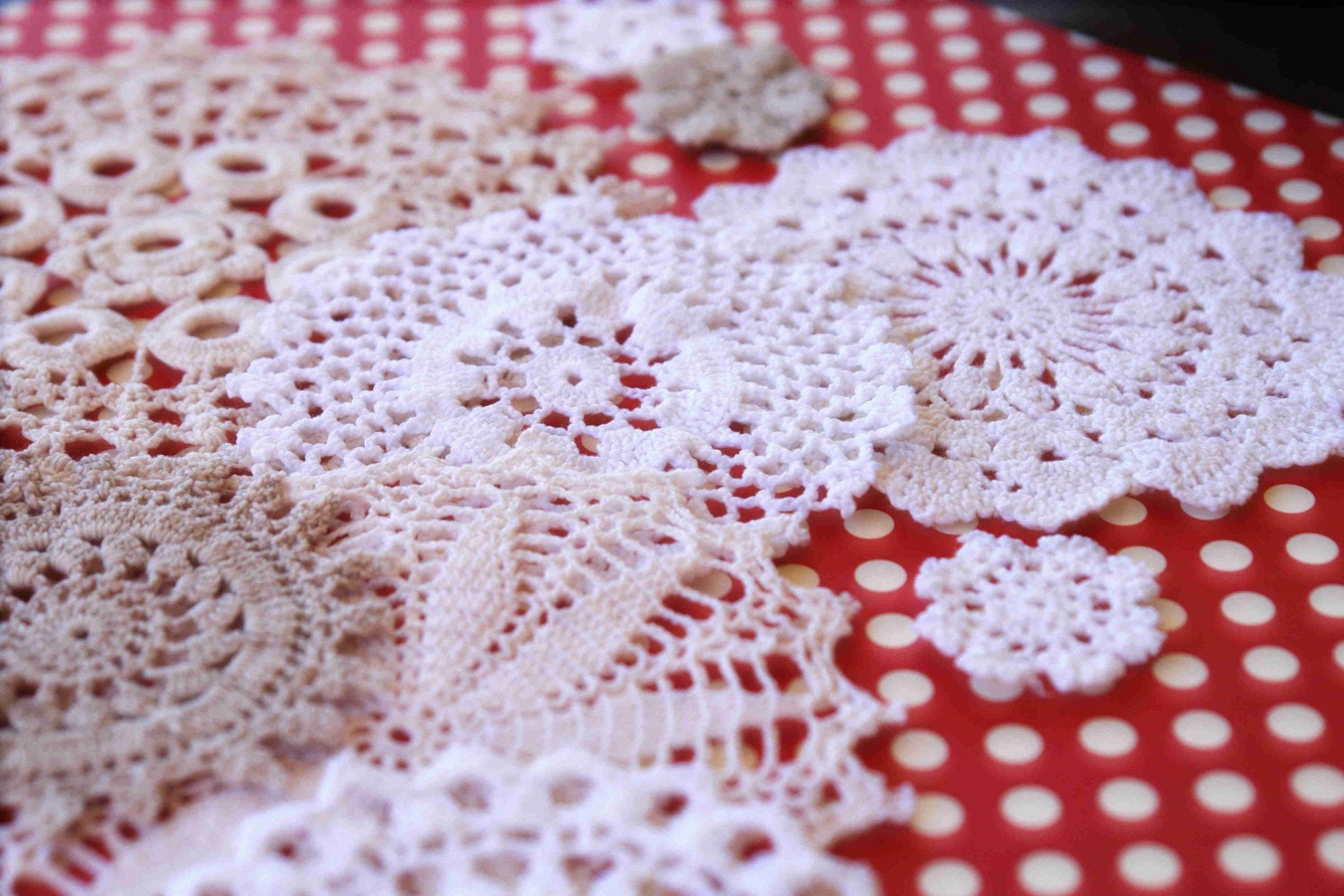 DOILY LOVE white, coffee and cream