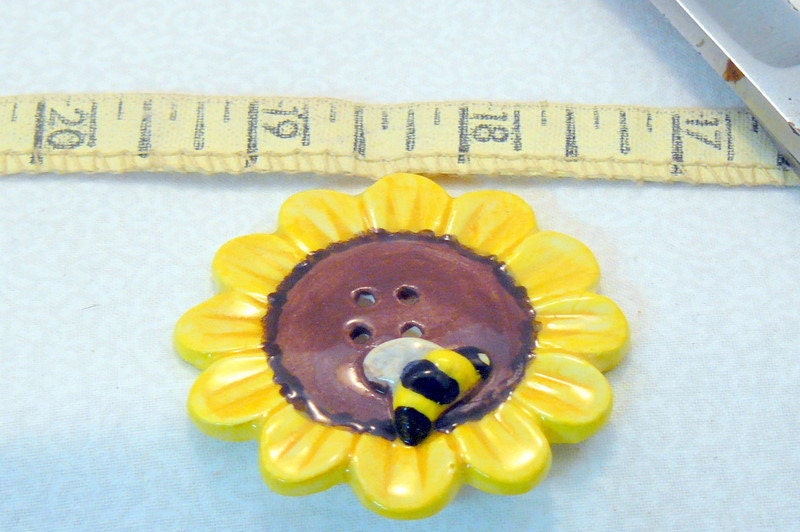 Ceramic Flower Bee Button Yellow