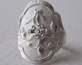 Peony- Chasing Ring