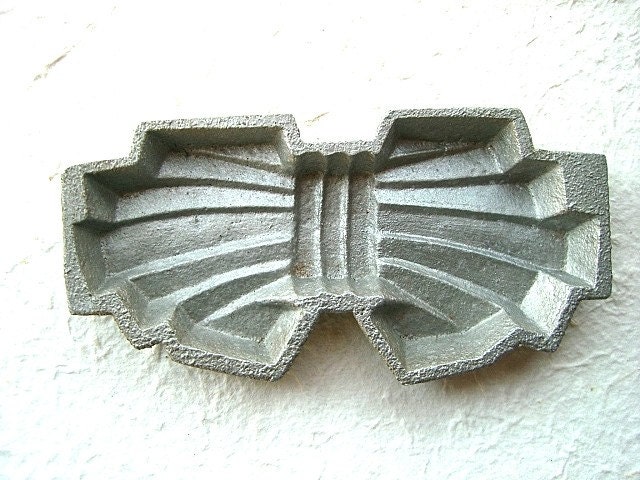 Vintage Japanese Metal Sweets Mold Bow