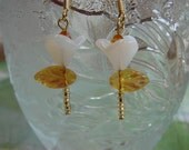 Donia's N2Beadz... White and Gold Glass Flower Earrings