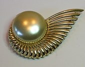 Vintage 80s Brooch Large Goldtone Swirl Design w Large Faux Pearl Cabochon