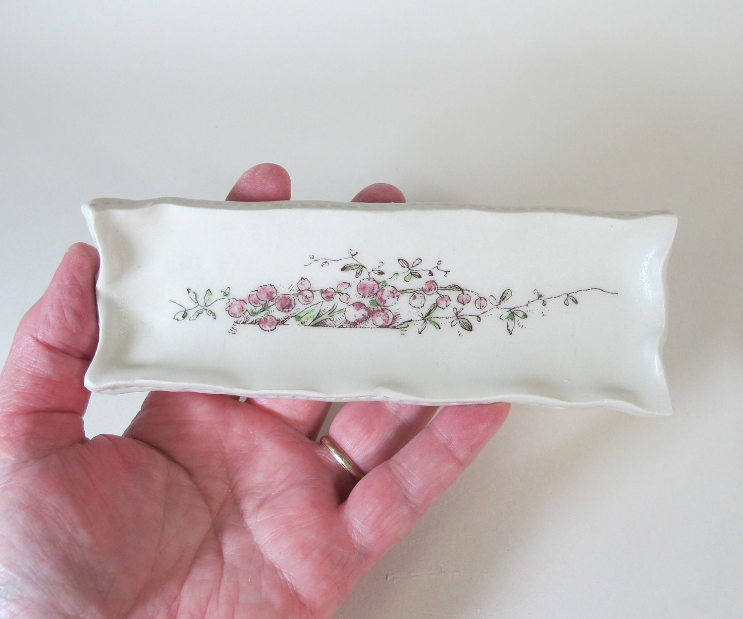 Ceramic Trinket Tray with Currants and Leaves decal