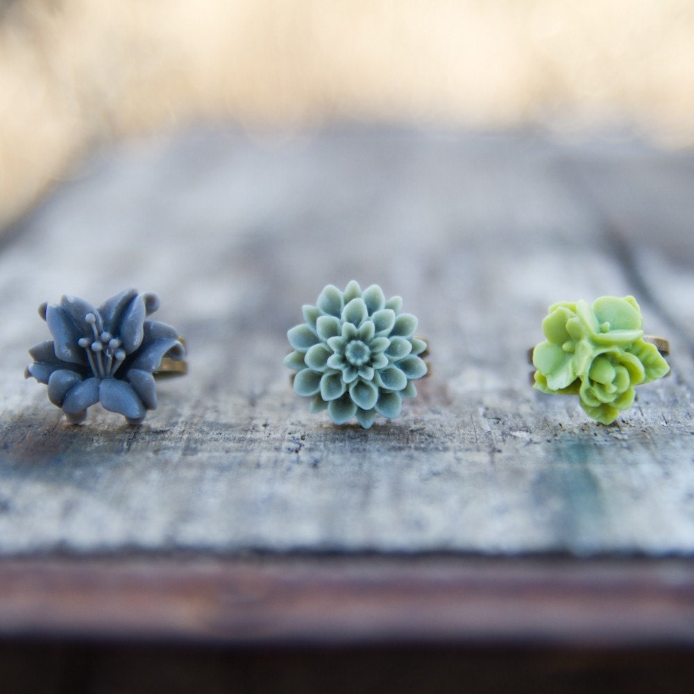 Grey Lily Flower Ring // Lime Green Flower Ring // Moss Green Crysanthemum Flower Ring // Bridesmaid Gifts - WasabI