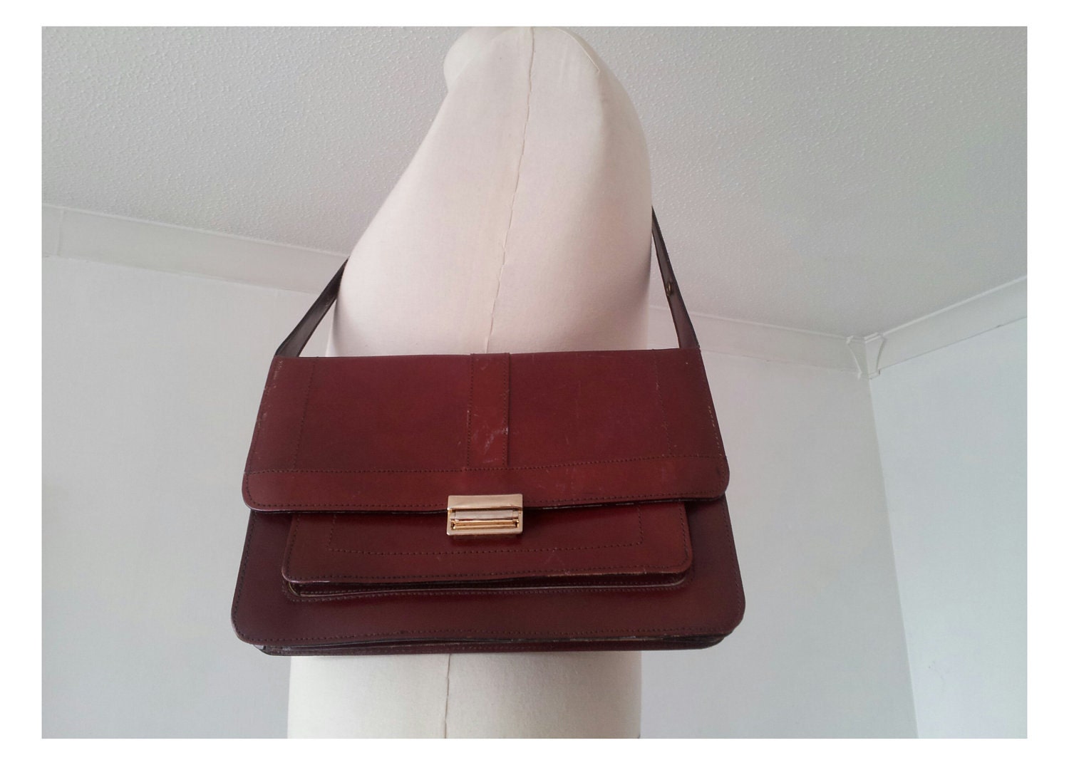 Vintage leather bag / gold clasp purse / 1960s