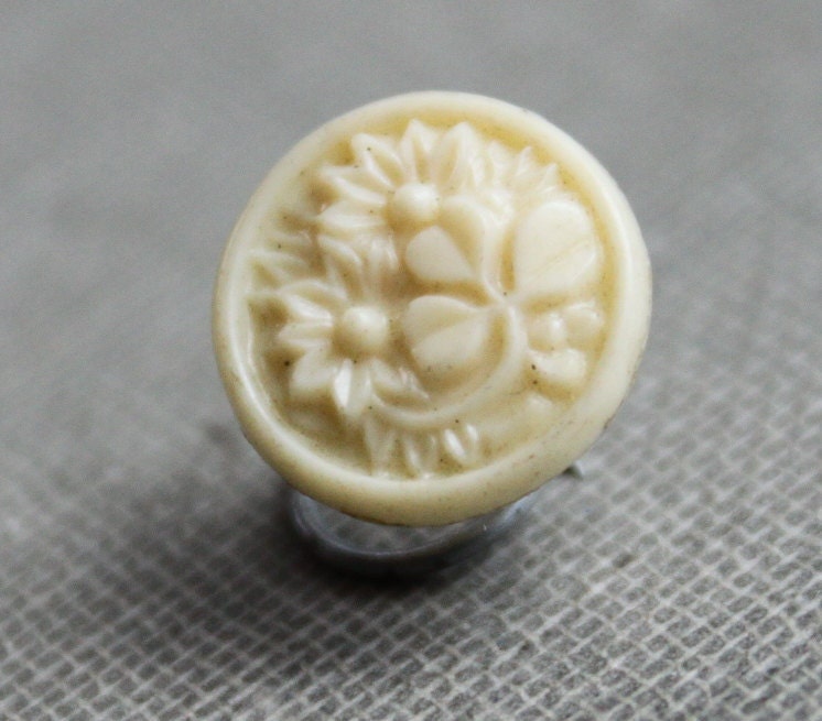 Victorian Lace Pin / Ivory Flowers