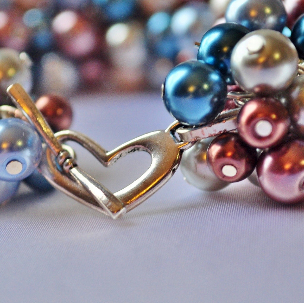 Gorgeous pearl dangle bracelet in blues and wines