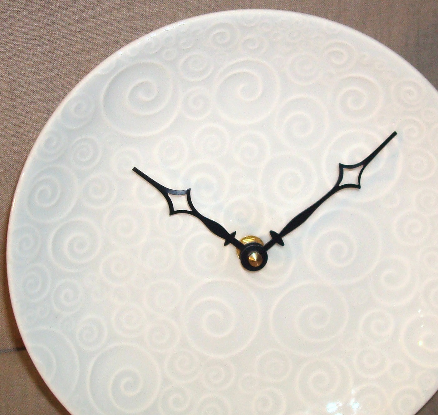 Ivory Swirls Ceramic Plate Wall Clock No. 741 (8-1/4 inches)