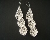 Long teardrops earrings in white gold (EW30)