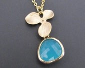 Flower and blue glass necklace in gold (N108)