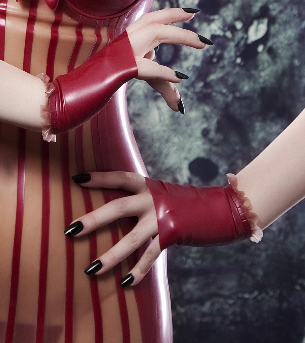 LATEX  FRILLY MITTS