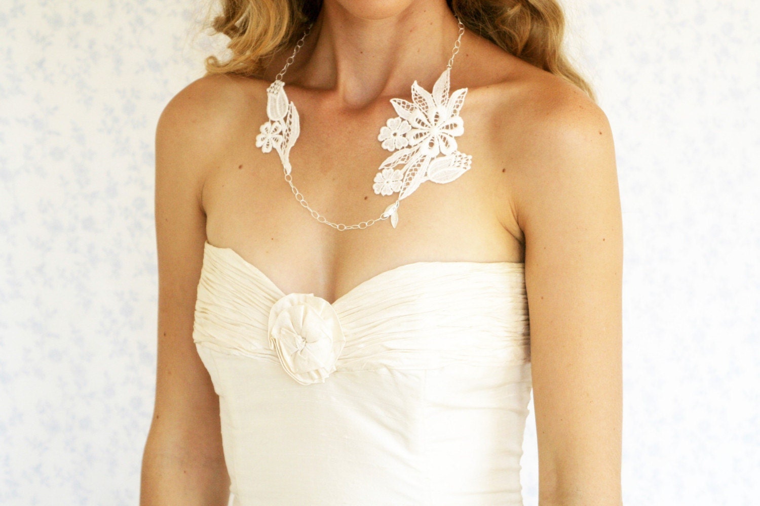 White garden silver necklace