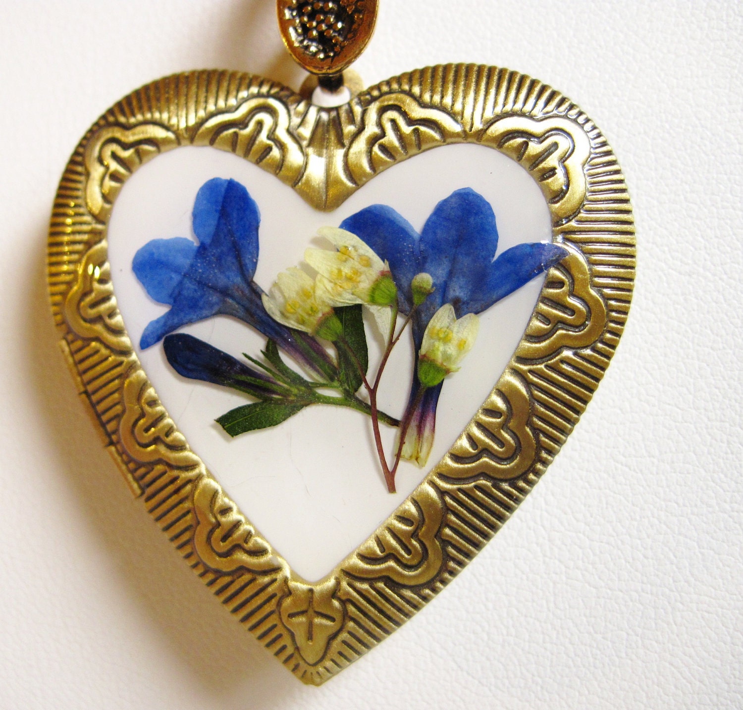 SUMMER JOY, Pressed Flower Locket, Antiqued Brass (567) - PressedFlowerJewelry