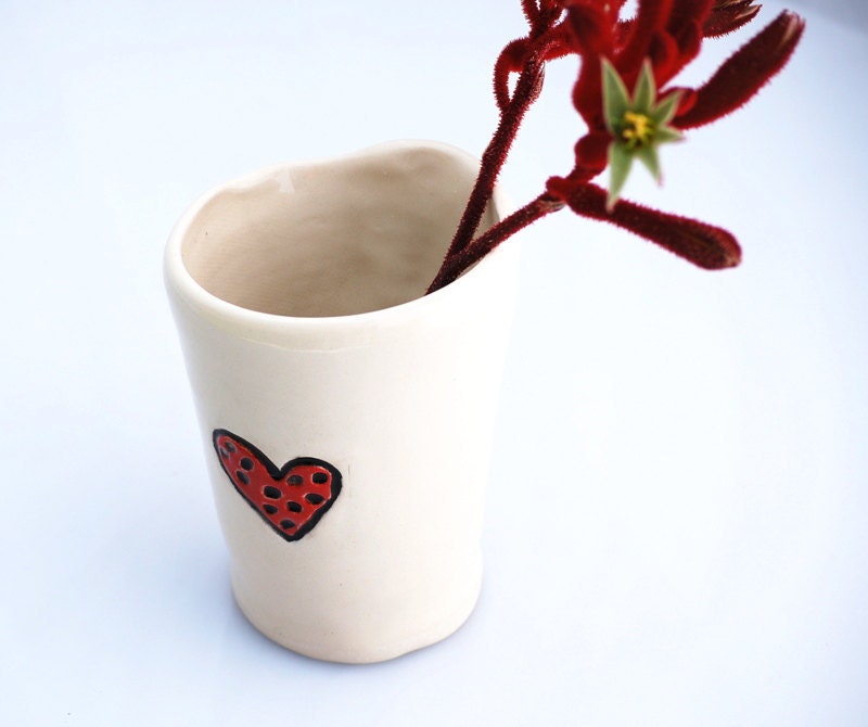 tumbler desk vase white with red heart