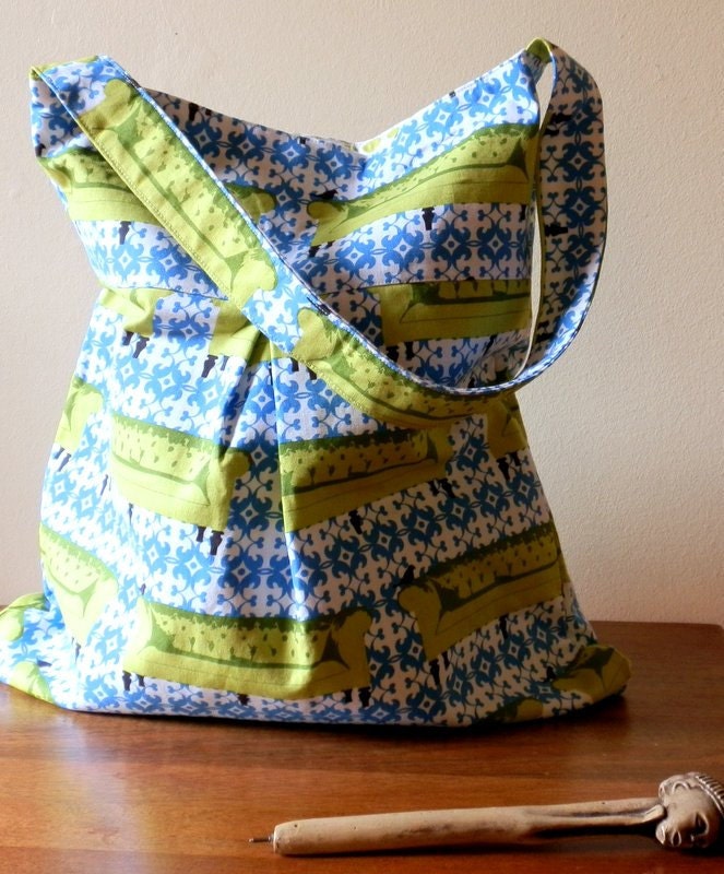 Tote bag Pleated with lime green lounges and blue background