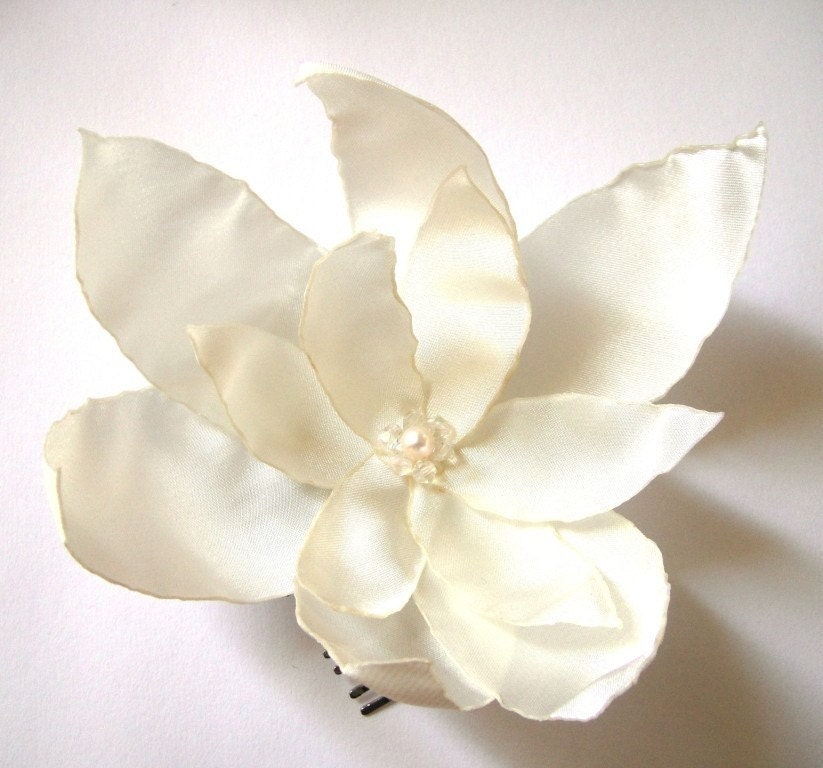 cream white lilium blossom wedding flower comb