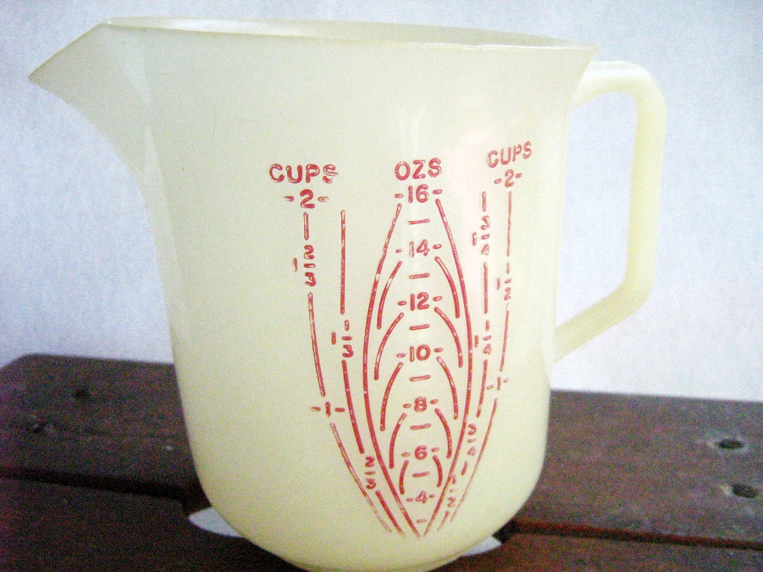 1960s 2 Cup Spouted Measuring Pirtcher Vintage Tupperware