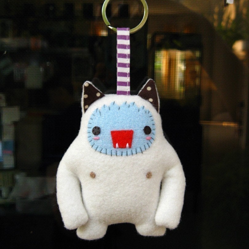 Yeti cat keychain