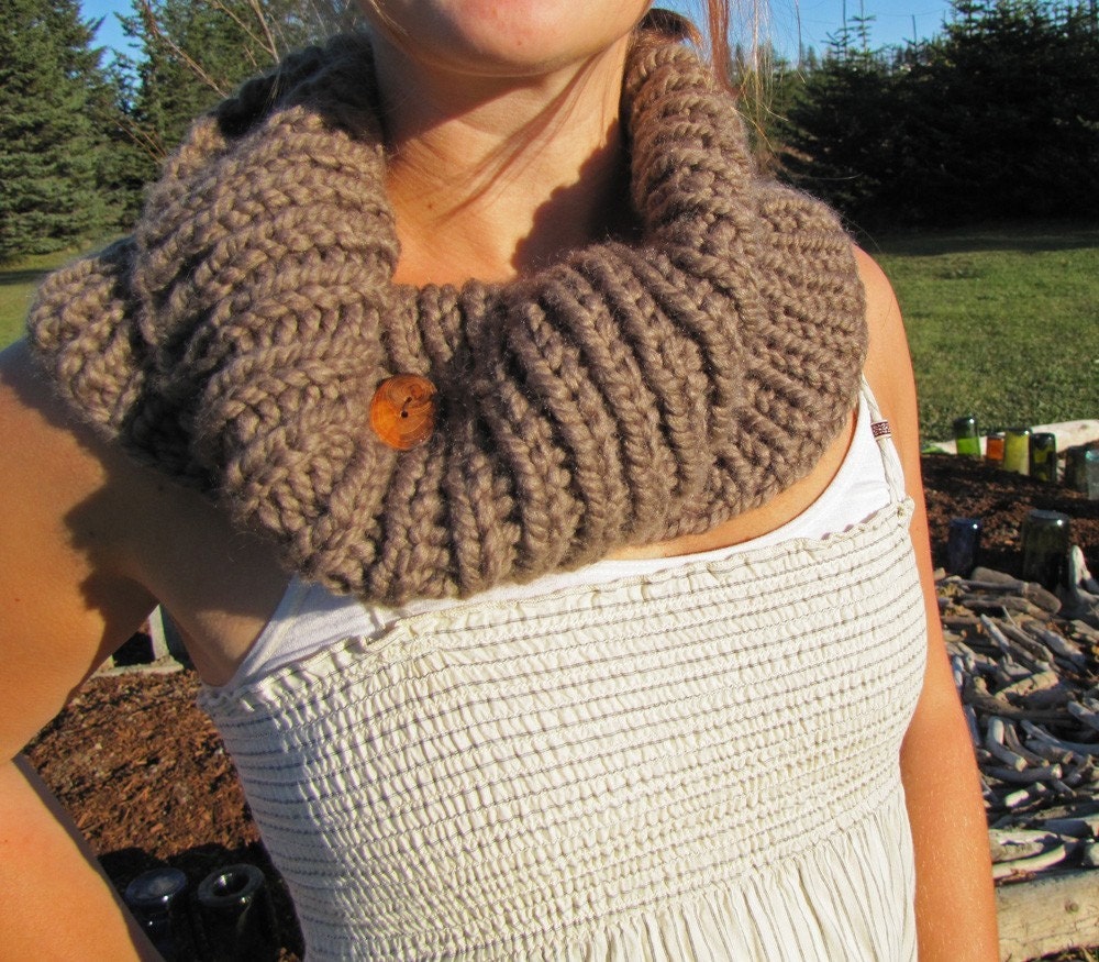 Bear Cove Cowl in taupe - surround yourself with this thick and chunky giant cowl