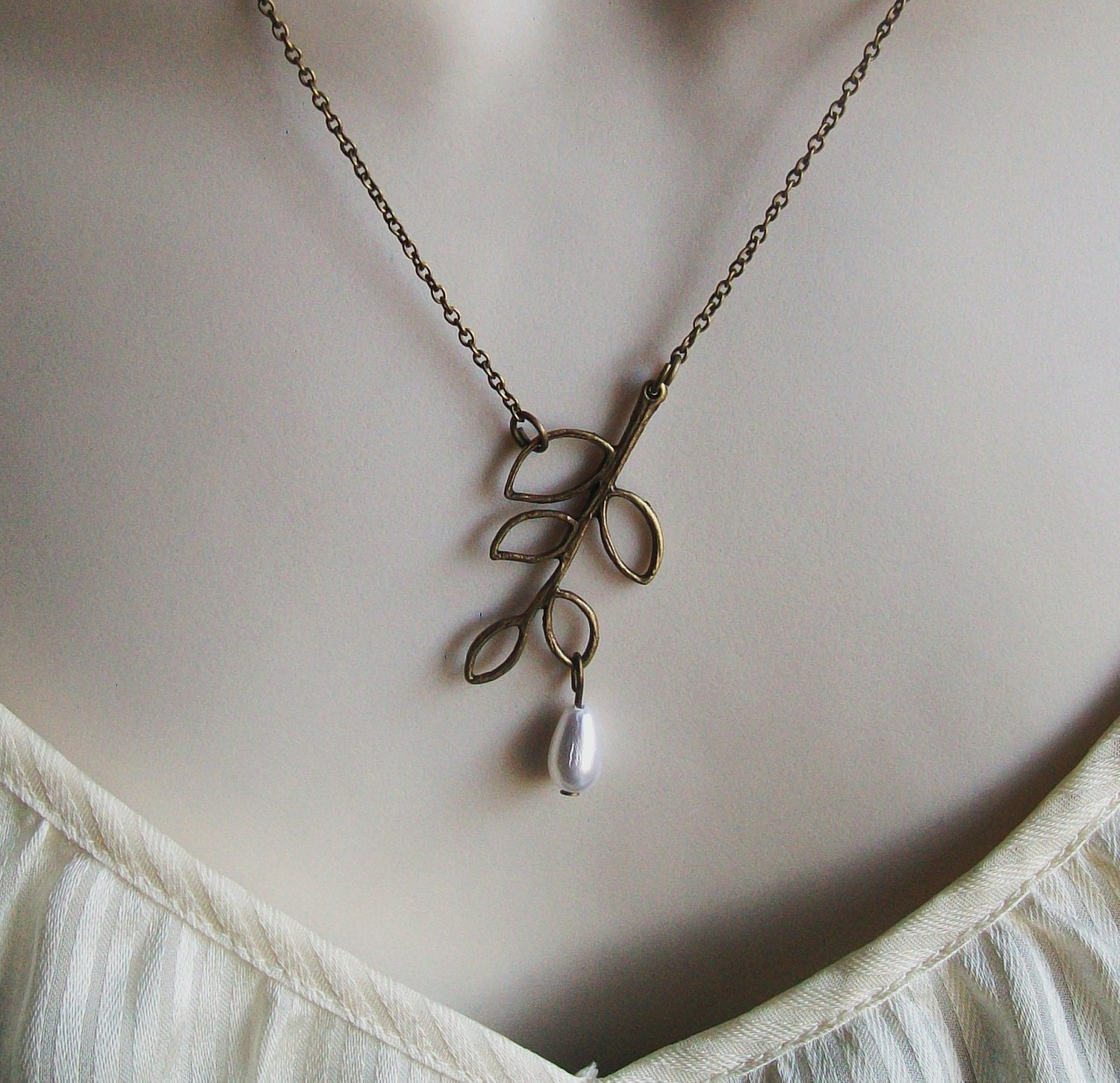 Leaf Necklace. Pearl Necklace. Vintage Inspired Necklace. Bridal Jewelry. Nature Inspired Necklace. Simple Necklace