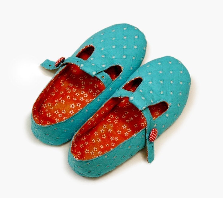 Shoes sewing pattern (5 - 9) with adjustable straps and strong soles  -- PDF-- Beginner