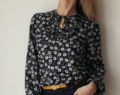 Bib Bow Shirt "Margarita" longsleeve with white daisy on black background