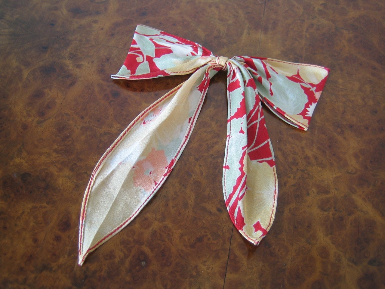 1930s bow trim in Rayon print / pretty blouse accessory, neck trim, brooch or millinery trim