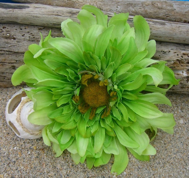Daisy Flower Hair Clip-Floral Hair Clip, Country Weddings, Cowgirl, Rustic Weddings, Beach Weddings, Summer Vacation, Photo Props, Green