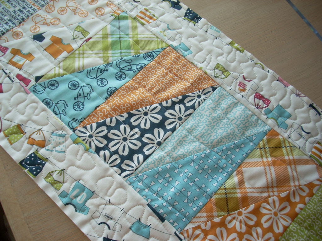 Lucy's Crab Shack tablerunner - FREE SHIPPING