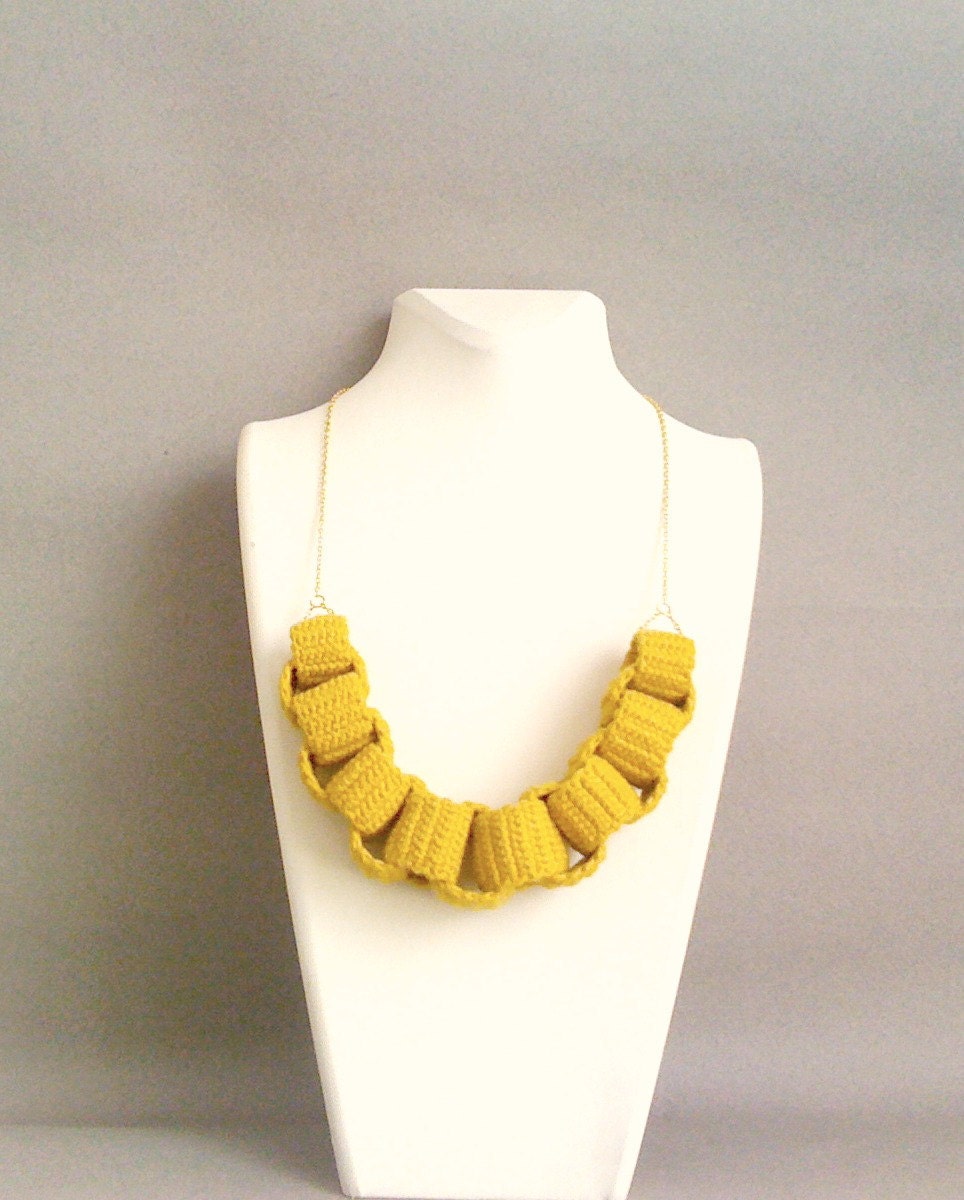 Mustard chain necklace