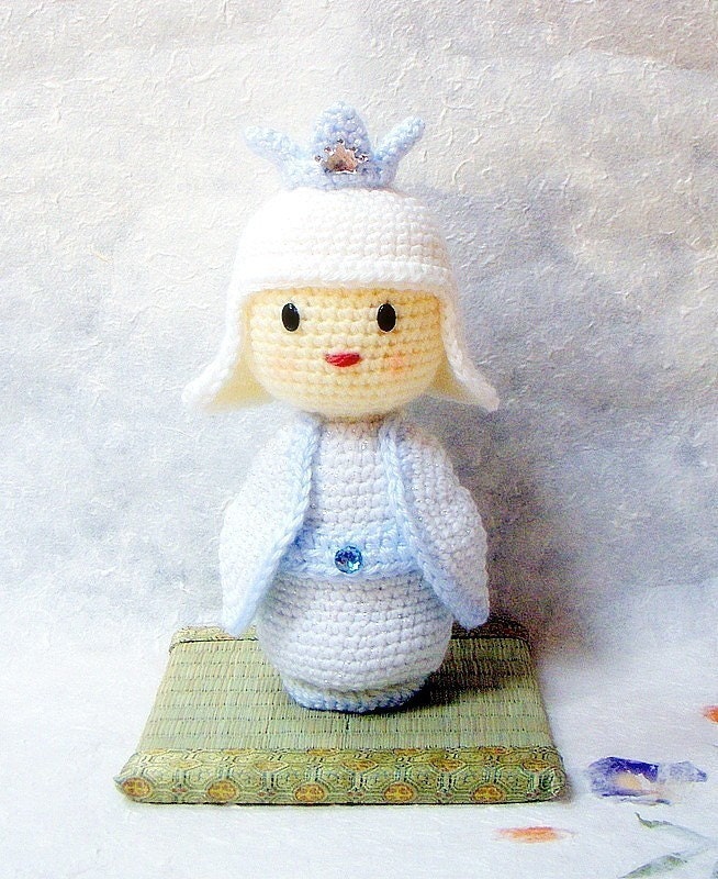Amigurumi pattern - Snow Princess - Crochet Kokeshi doll tutorial PDF