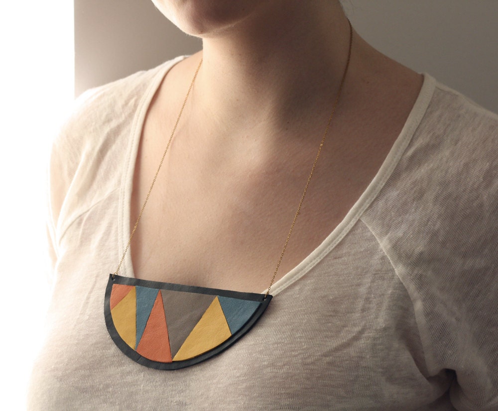 Leather necklace in half moon shape with triangle pattern - multicolored & black